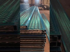 보도를 위해 비비는 톱니 모양의 S235 그립 스트럿 관통되는 금속 판자