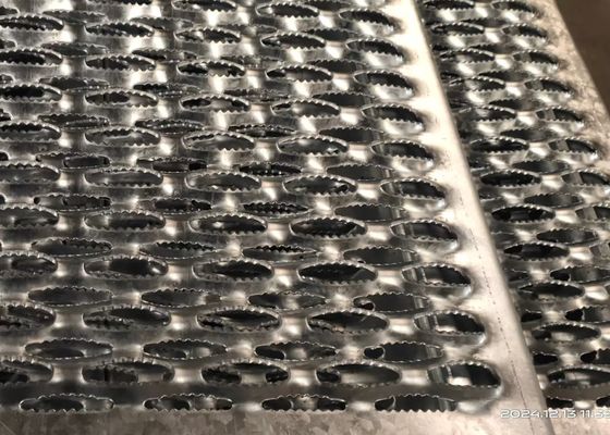 견인 알루미늄 막대기에 의하여 직류 전기를 통하는 강철 삐걱거리는 층계 보행, 관통되는 그립 스트럿 보행