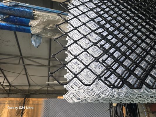 아주 튼튼하 다이아몬드 팽창된 메탈 메쉬 장식적 알루미늄 분무 페인트 4 Ｘ 8