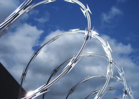 가시가 있는 Bto22 면도기 가시 철조망 코일 450 밀리미터 지름