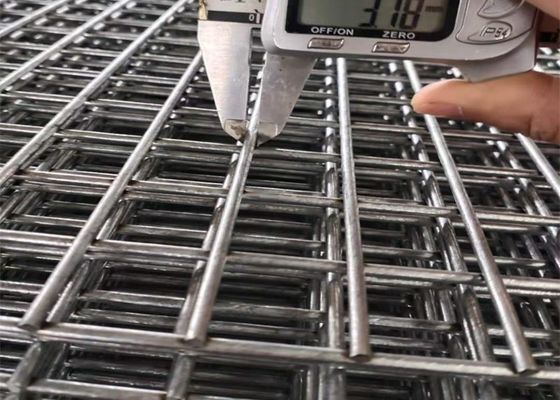 PVC는 Fence >= 100 평방미터를 만곡시키는 3D 구부러진 펜스 패널 트라이앵글을 코팅했습니다