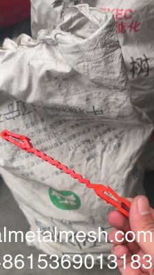 콘서티나 와이어와 와이어 사이에 있는 빨간 플라스틱 지지 클립