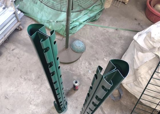 0.63m 키가 큰 파우더는 구부러진 메탈성 펜스 용접 철사를 코팅했습니다