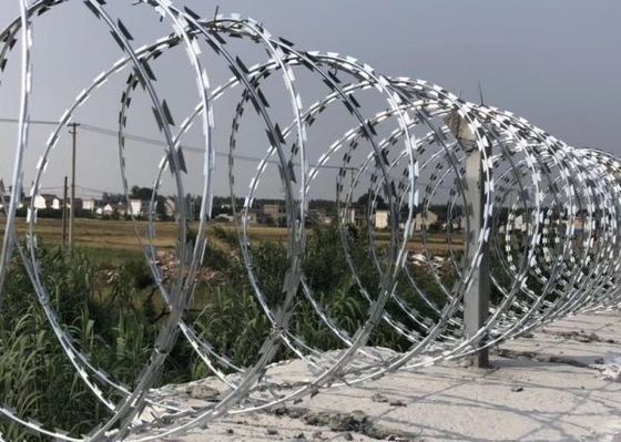 가시가 있는 Bto22 면도기 가시 철조망 코일 450 밀리미터 지름